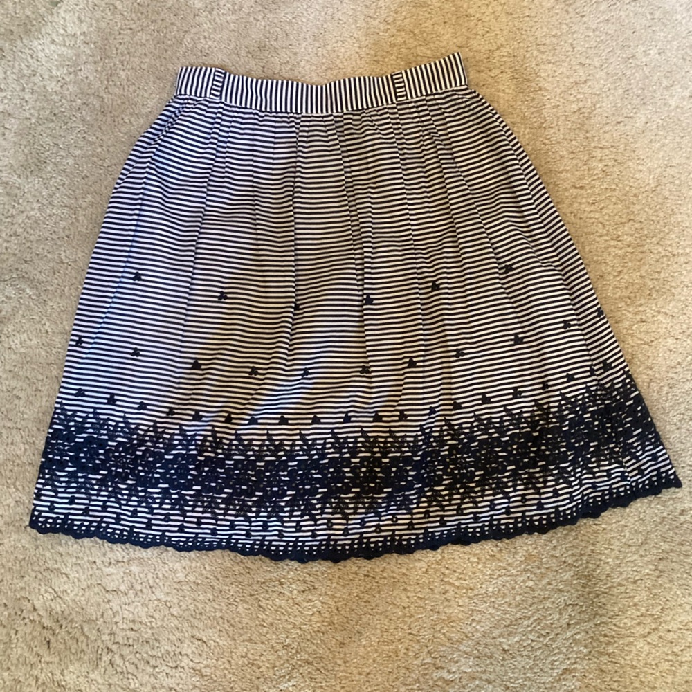 Kate Spade white and navy striped skirt with eyelet detail. Size 2